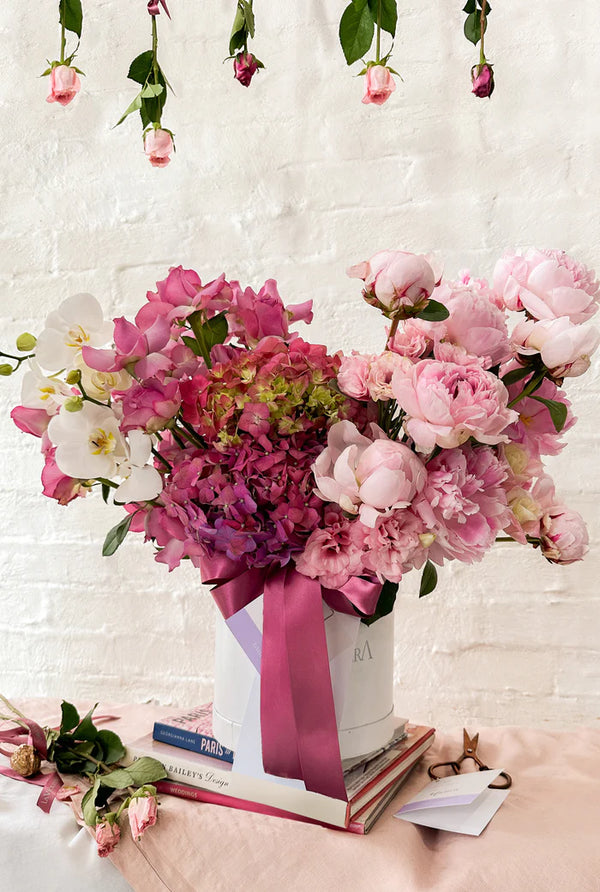 Amada, caja con peonías, rosa inglesa, rosas, lisianthus, orquídeas y hortensias