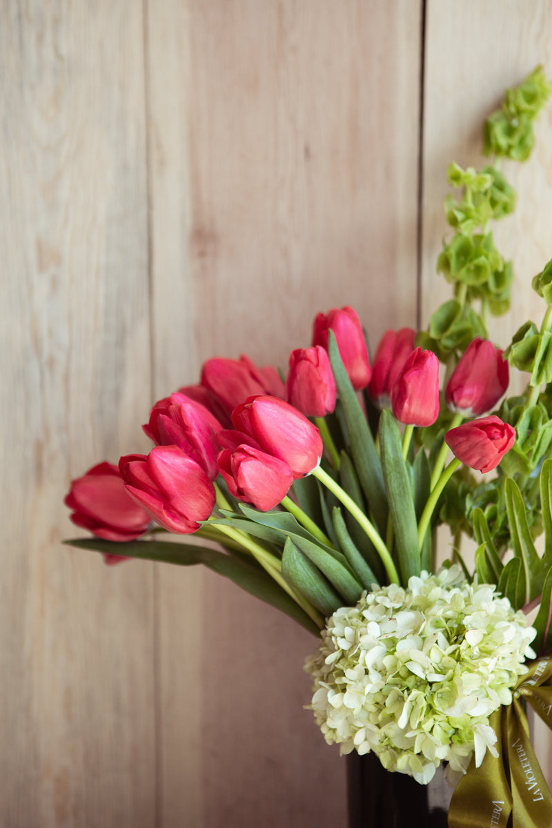 Leah, 10 arreglo de flores con tulipanes