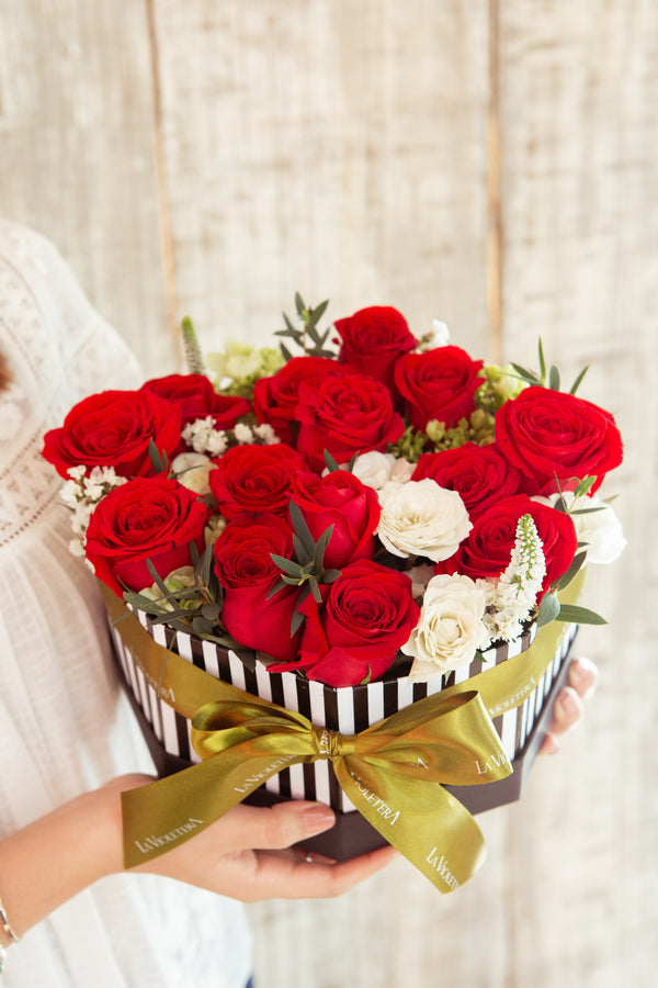 Tania, caja con rosas rojas y flores de temporada