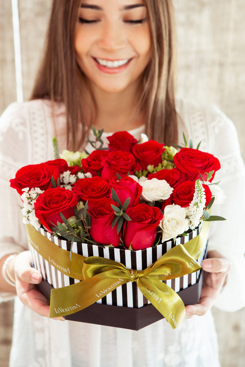 Tania, caja con rosas rojas y flores de temporada