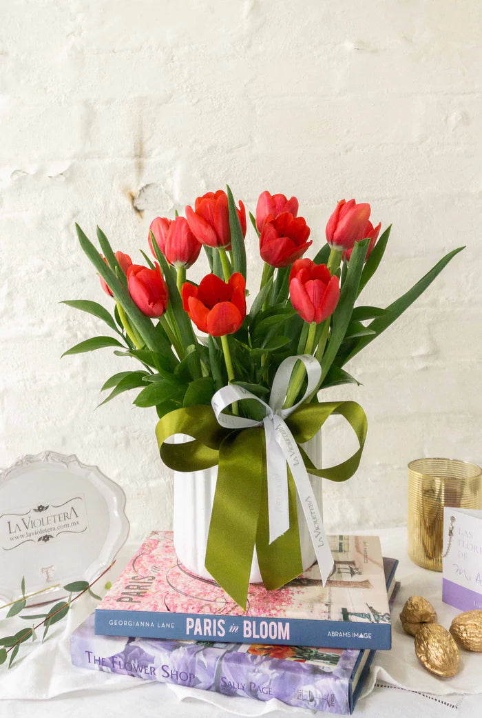 Lucy, hermoso arreglo floral con 10 tulipanes