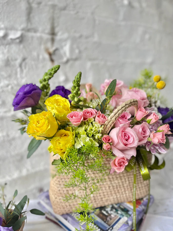 Bella, colorida cesta de flores.