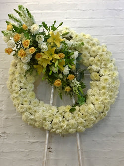 Eternidad, corona de flores blancas combinado con flores amarillas