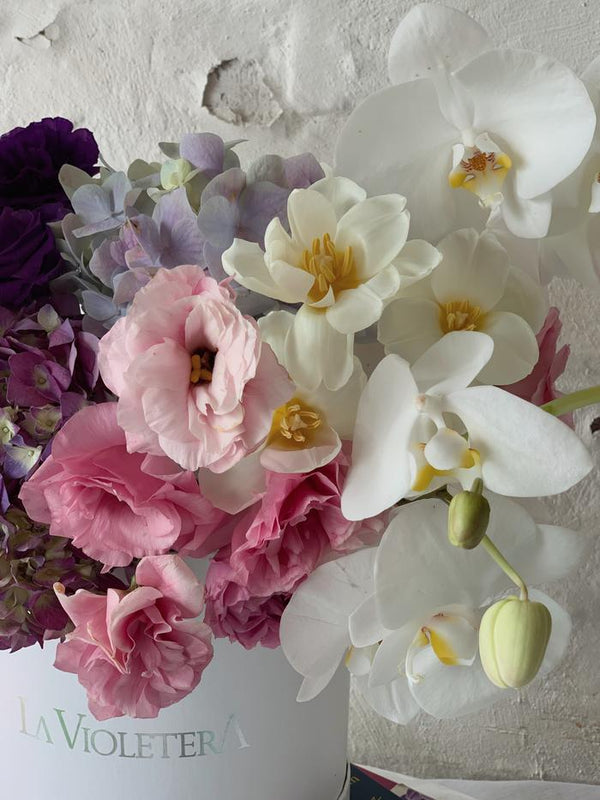 Liria, caja con rosas, lisianthus y orquídeas