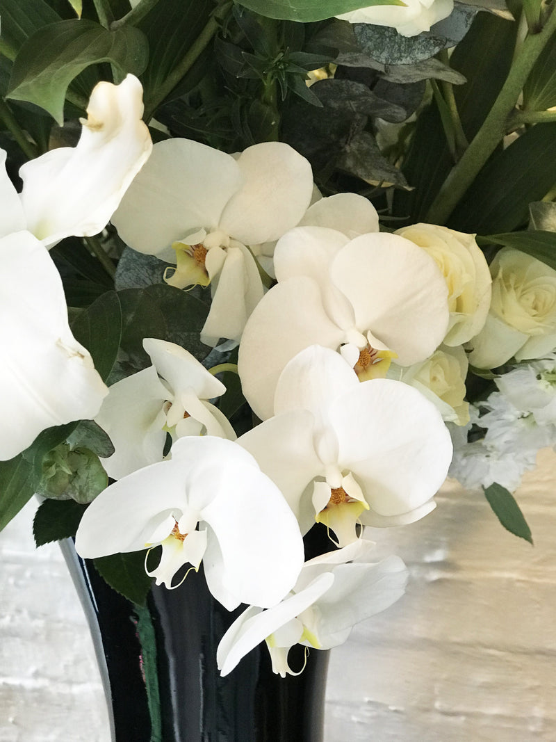 Camila, rosas blancas y variedad de flores