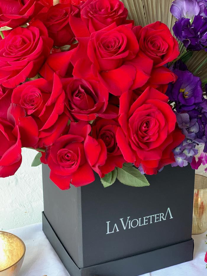 Milena, caja con rosas rojas y lisianthus morados