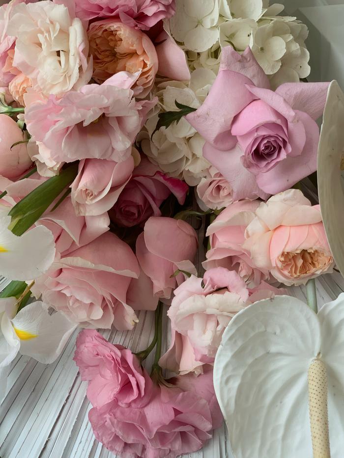 Olivia, rosas rosas, lisianthus y anthuriums blancas