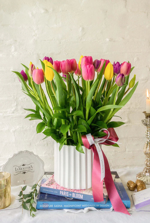 Violeta, hermoso arreglo floral con 30 tulipanes