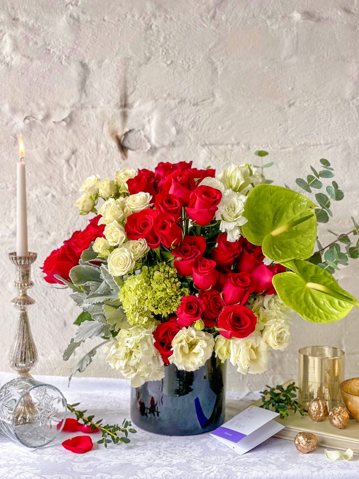 Victoria, rosas rojas y anturios y lisianthus.
